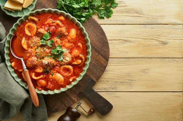 ¿Cómo preparar una sopa tailandesa de leche de coco y camarones?
