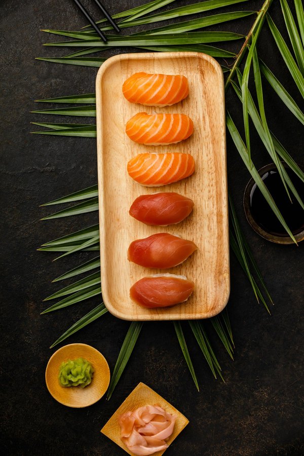 ¿Cómo preparar rolls de sushi con pescado crudo fresco?